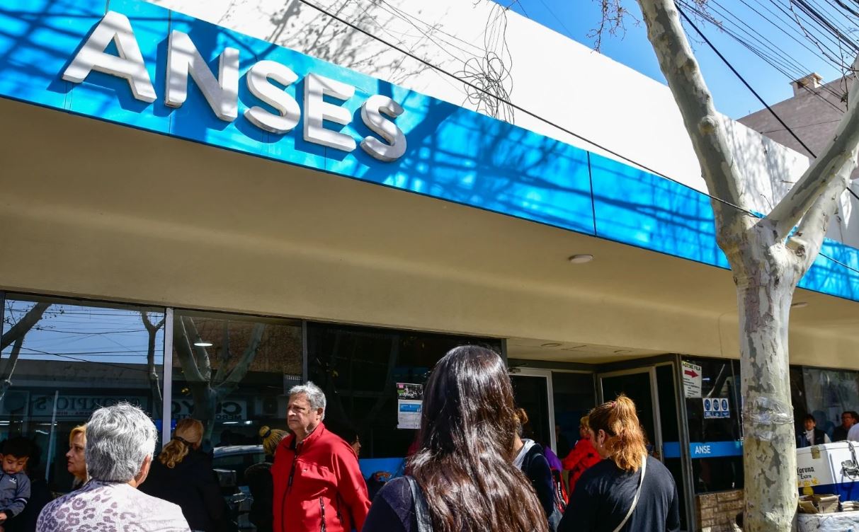 El Gobierno oficializó un refuerzo de $15 mil para jubilados hasta noviembre