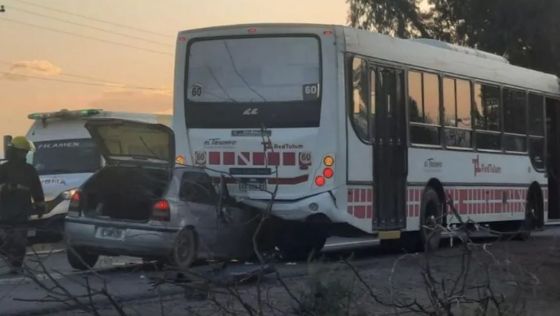 Impactante accidente en Ruta 20: un auto se incrustó con un micro