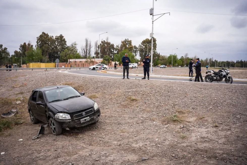 Un hombre perdió el control de su auto en la Ruta 20 y quedó atrapado en el interior