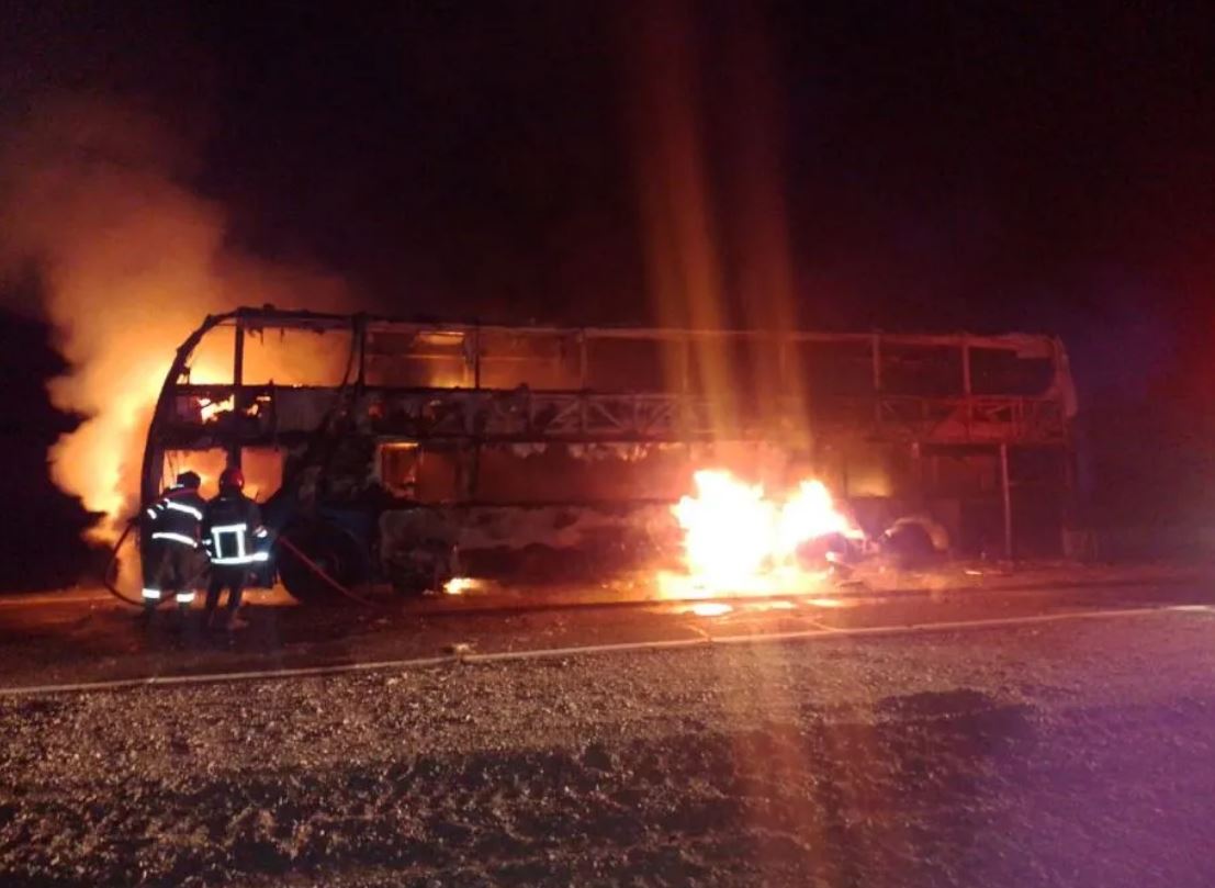 Caucete: por un desperfecto mecánico, se incendió un colectivo que llevaba 62 pasajeros