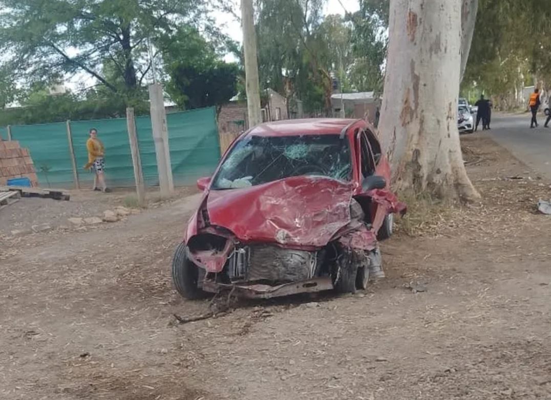 Violento choque en San Martín entre un auto y una camioneta dejó varios heridos