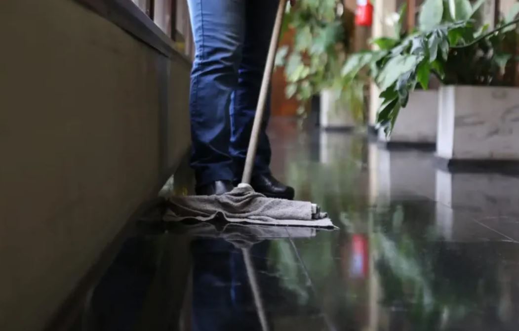 ¿Sos empleada doméstica? En noviembre establecieron un aumento, mirá cómo quedaron los sueldos