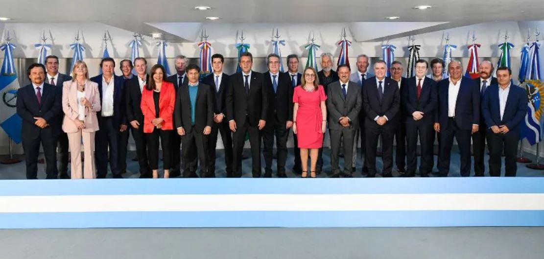 Con críticas a Milei, Uñac y otros gobernadores del PJ le dieron un fuerte apoyo a Massa