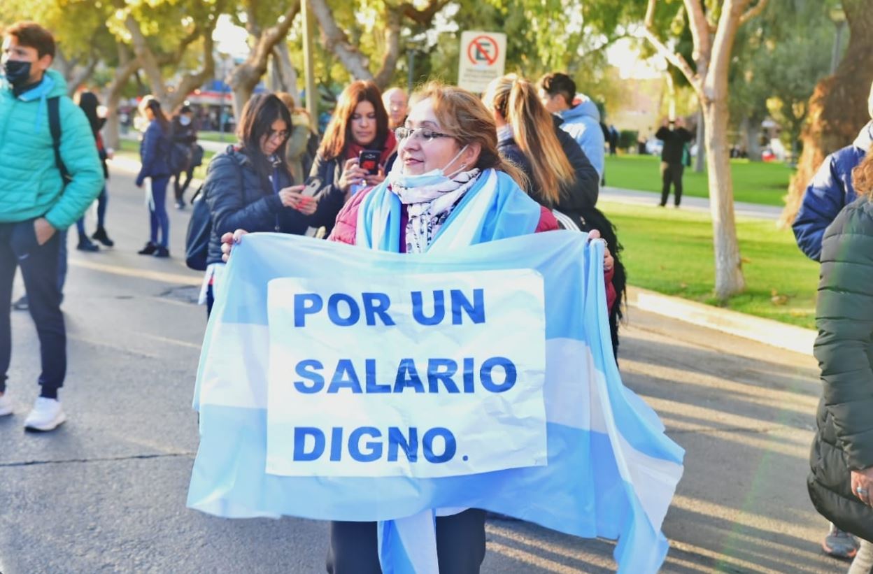 Docentes exigen el pago de su sueldo: ‘Llevamos más de 6 meses sin cobrar’