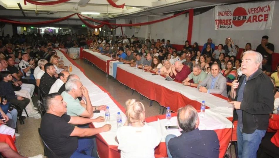 Más de mil dirigentes radicales cordobeses se pronunciaron por Massa