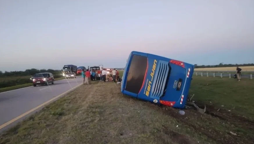 Once heridos en el choque de un colectivo sanjuanino en Córdoba