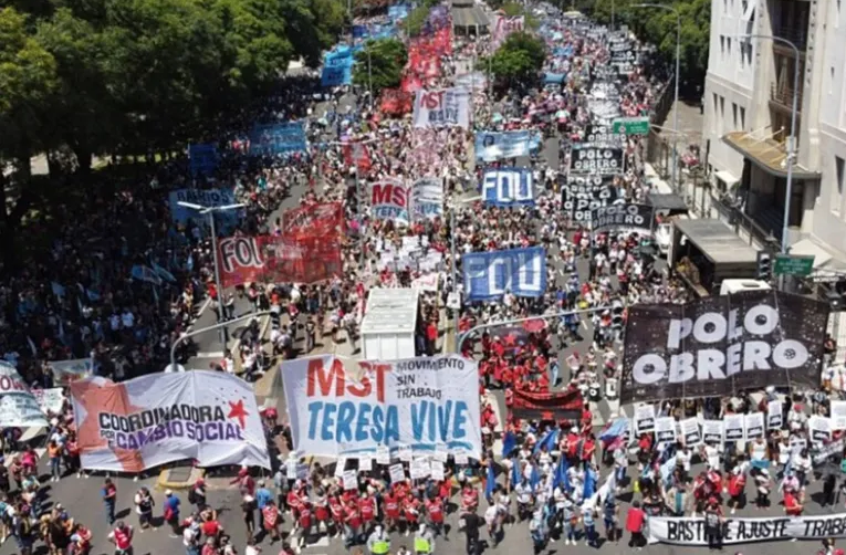 Piqueteros marchan en todo el país desafiando a la política antipiquetes del Gobierno Nacional