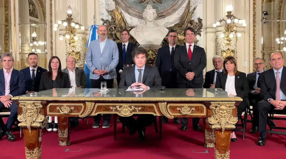 Milei anunció el DNU que deroga la ley de alquileres, modifica las leyes laborales y facilita la privatización de empresas públicas