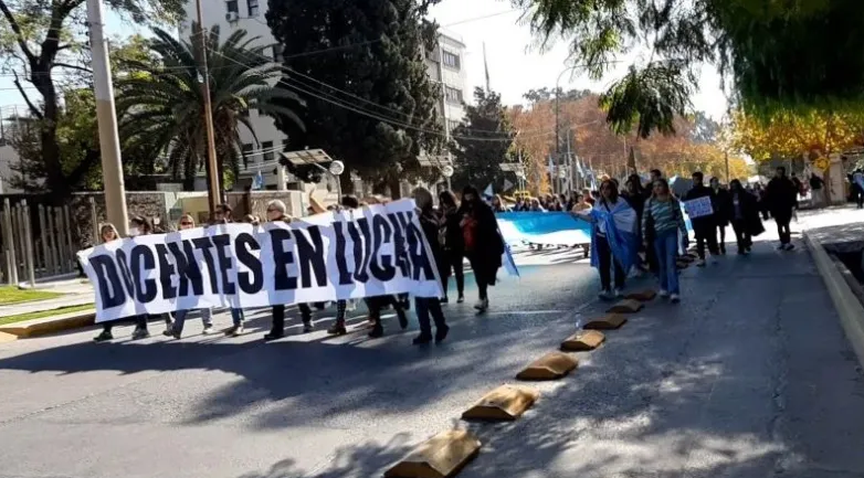 DNU: límites al derecho a huelga de docentes, transportistas y personal de la Salud