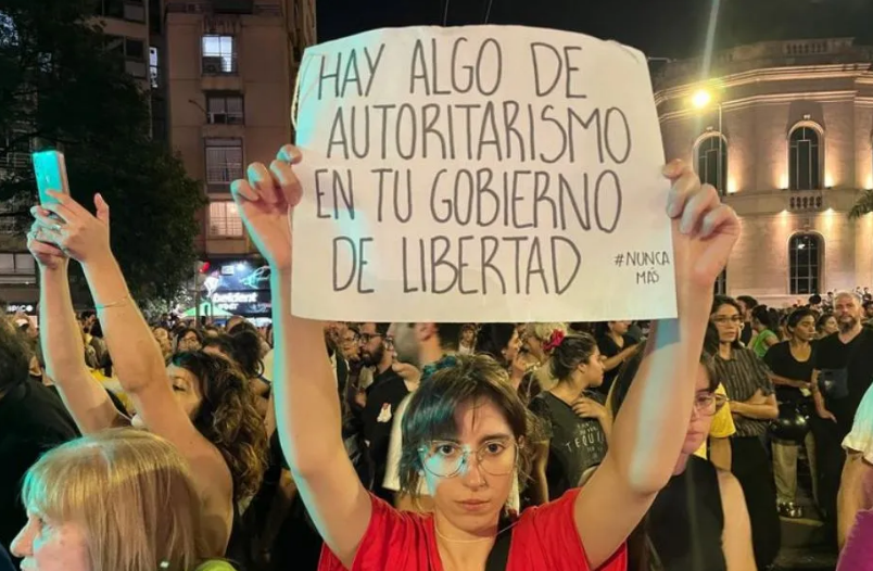 Represión y detenidos en los cacerolazos en Córdoba