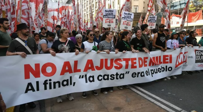 La CGT encabeza la primera movilización contra el decretazo de Milei