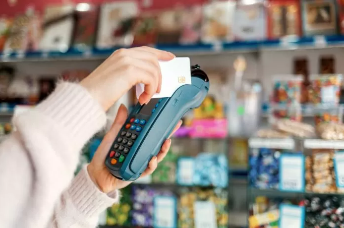 DNU de Milei: las tarjetas de créditos cobrarán más comisiones, cláusulas nuevas y tope de tasas