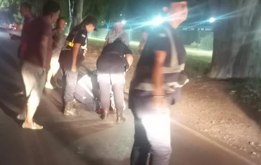 Un agente de la Policía embistió a un ciclista: ambos terminaron hospitalizados