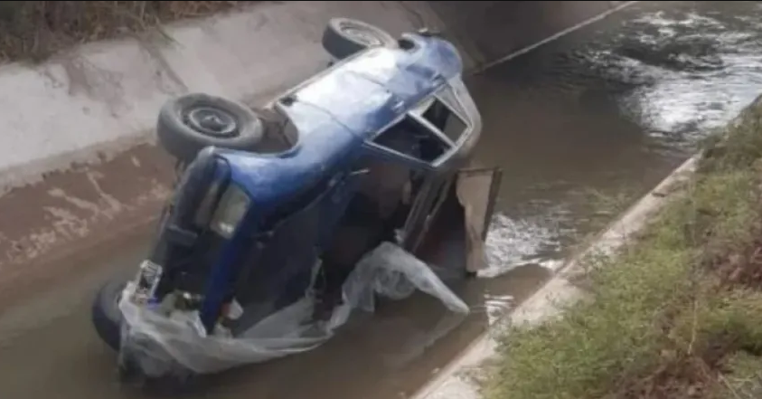 25 de Mayo: Una familia volcó y fue a parar a un desagüe