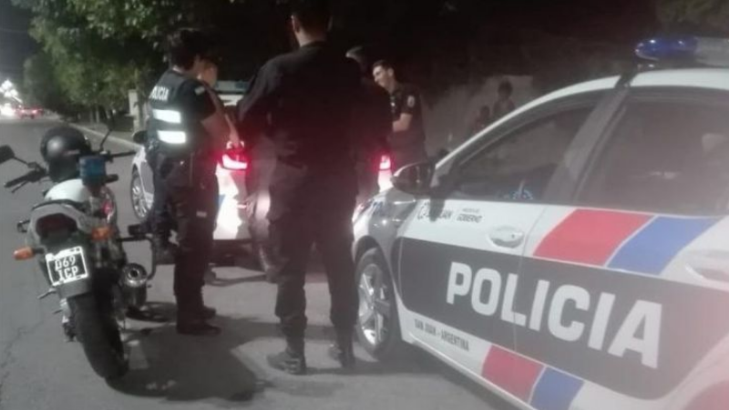 Caucete: Alcoholizado discutió con un taxista, amenazó a su madre y le pegó a su hermano con un hierro