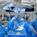 Por primera vez, realizan un trasplante combinado de riñón de cerdo y bomba cardíaca