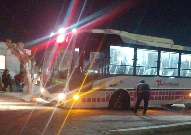 Caucete: un colectivo quedó «enterrado» cuando pasó por la calle de un barrio