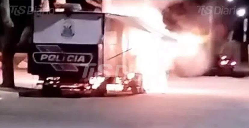 San Juan: Atacaron con una bomba molotov una casilla policial y la dejaron en ruinas