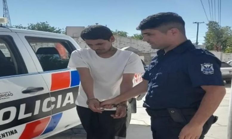 Caucete: atrapan a un empleado municipal tras robar una luminaria de un espacio público