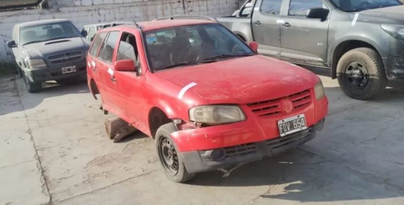 Caucete: hallan un auto robado abandonado sin ruedas en plena calle