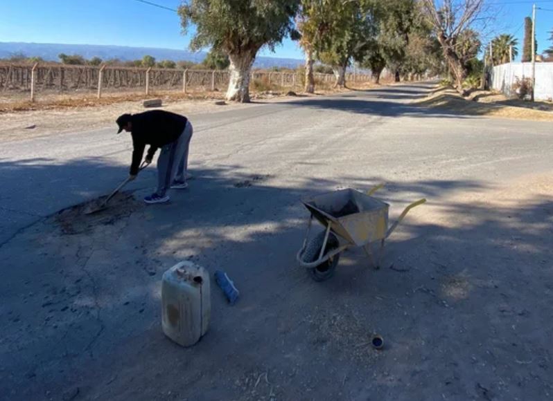 Caucete: un hombre se cansó de los baches y los arregló él mismo