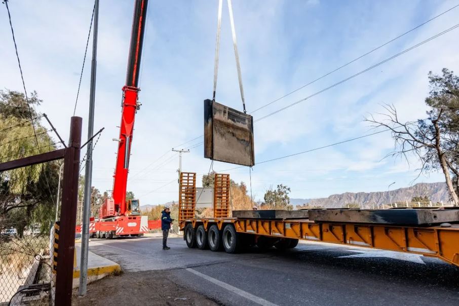Imponente operativo para extraer y reacondicionar las compuertas del Dique San Emiliano
