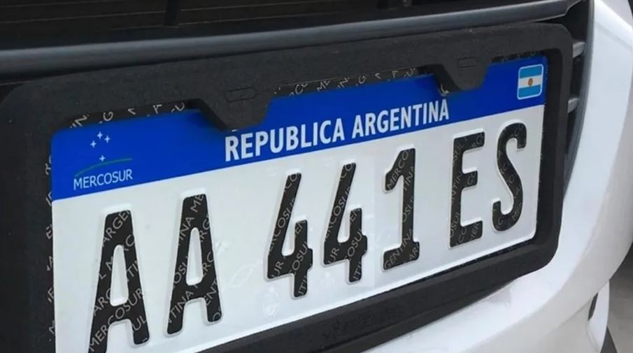 Faltan patentes en todo el país y desde la oposición exigen respuestas
