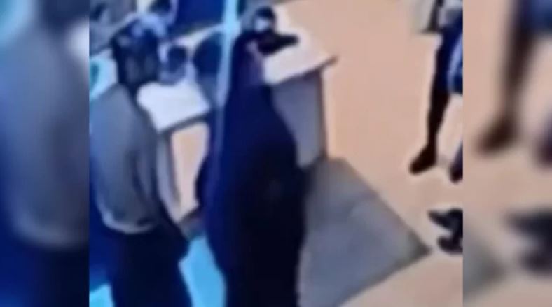 Los tres policías acusados de golpear a un albañil dijeron el detenido se autolesionó por eso lo redujeron
