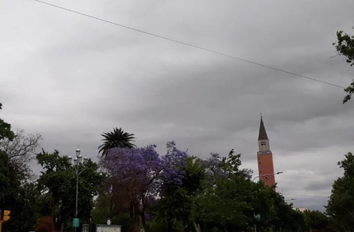 Se espera un día nublado con probabilidad de lluvias aislada para la noche