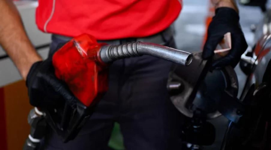 Milei desdobló el impuesto a los combustibles y aplicará una suba parcial en septiembre
