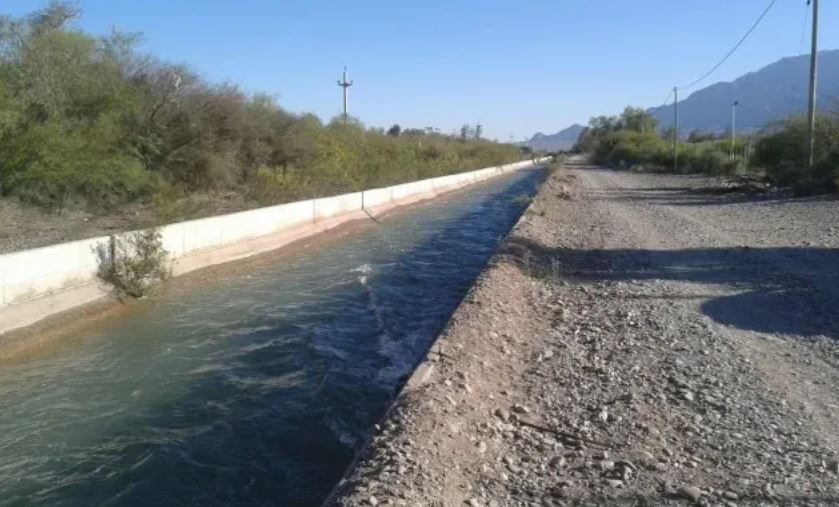 Un hombre cae al canal y ahora lo buscan