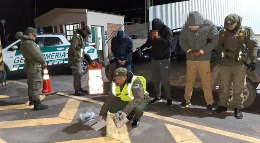 Detienen a tres sujetos que llevaban más de un kilo de cocaína