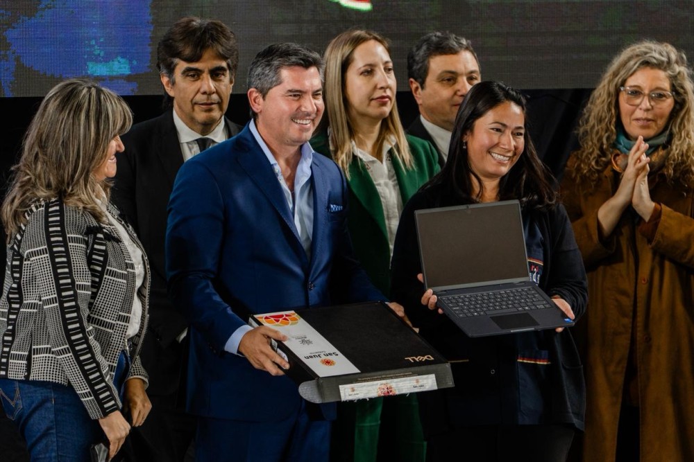 La próxima semana Orrego comienzan a entregar notebooks a docentes sanjuaninos