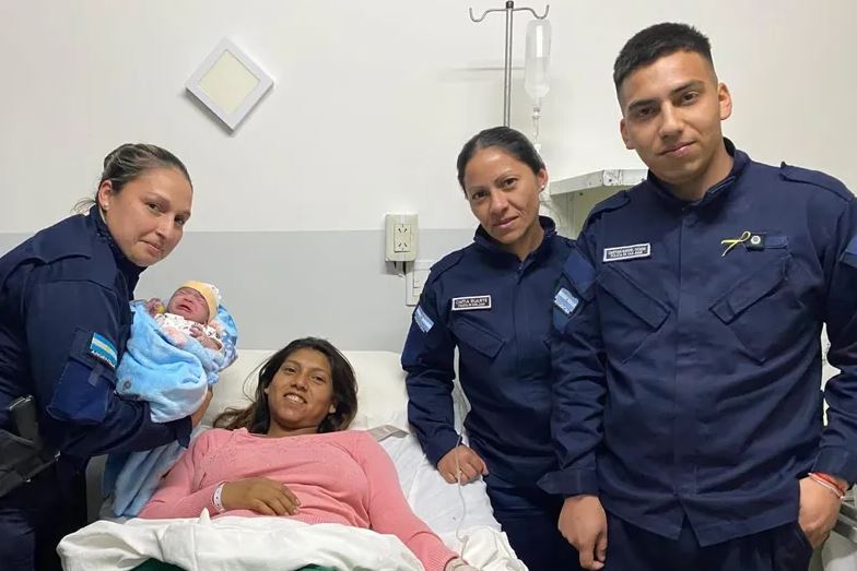 Caucete: policías ayudaron a una mamá a tener su bebé
