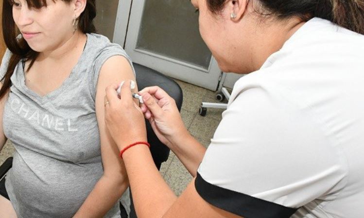 Embarazadas tendrán 2 meses más para vacunarse y proteger a sus bebés del virus sincitial