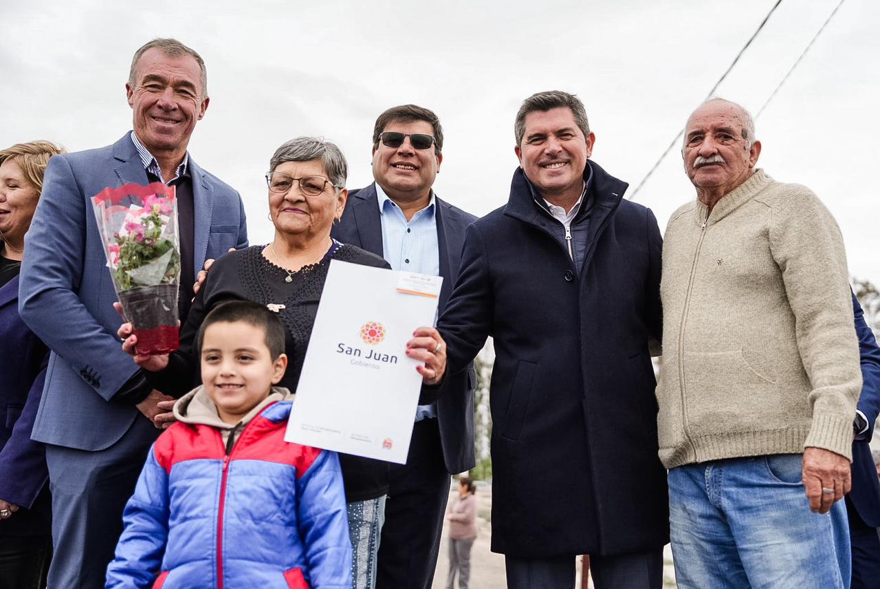 Orrego entregó 135 viviendas en el barrio La Majadita de 9 de Julio