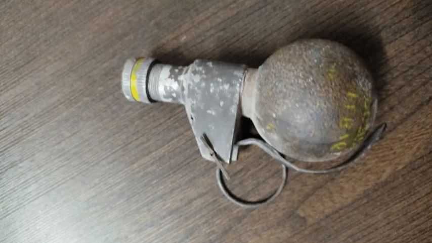 Menores hallan artefacto explosivo en la vía pública