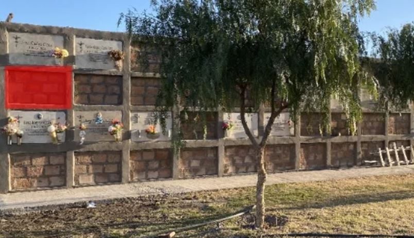 Fue al cementerio y lo atacaron a palazos para robarle
