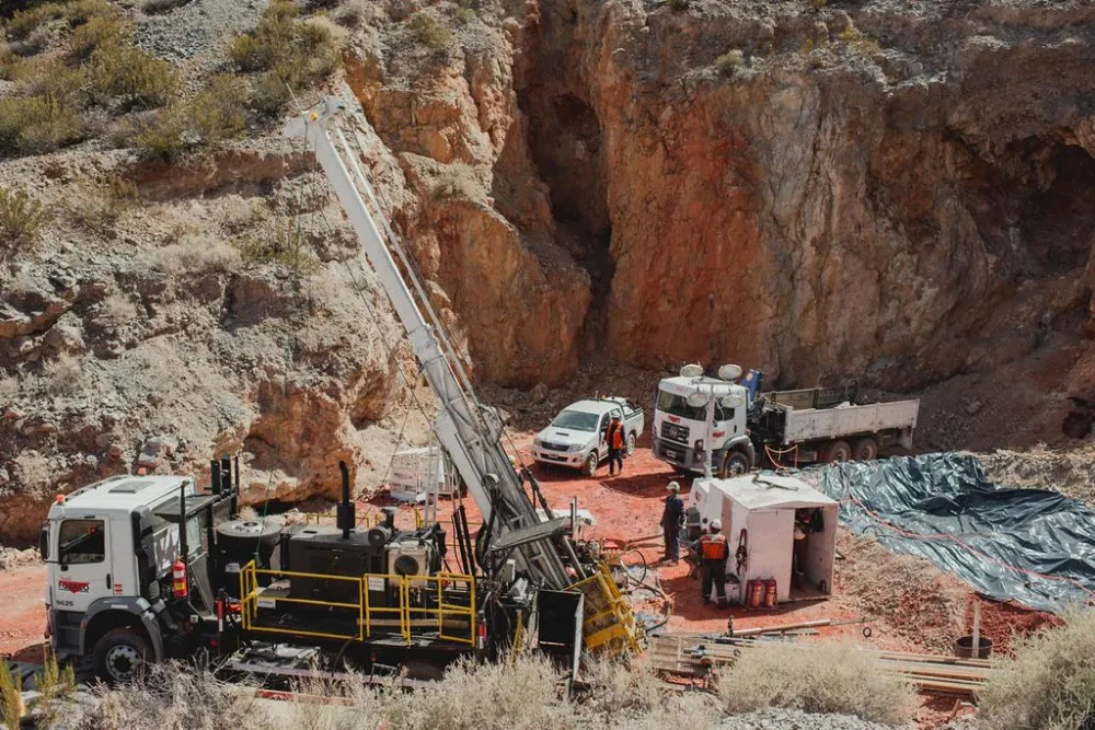 Aseguran inversión millonaria para Hualilán y apuntan a producir oro en enero de 2026