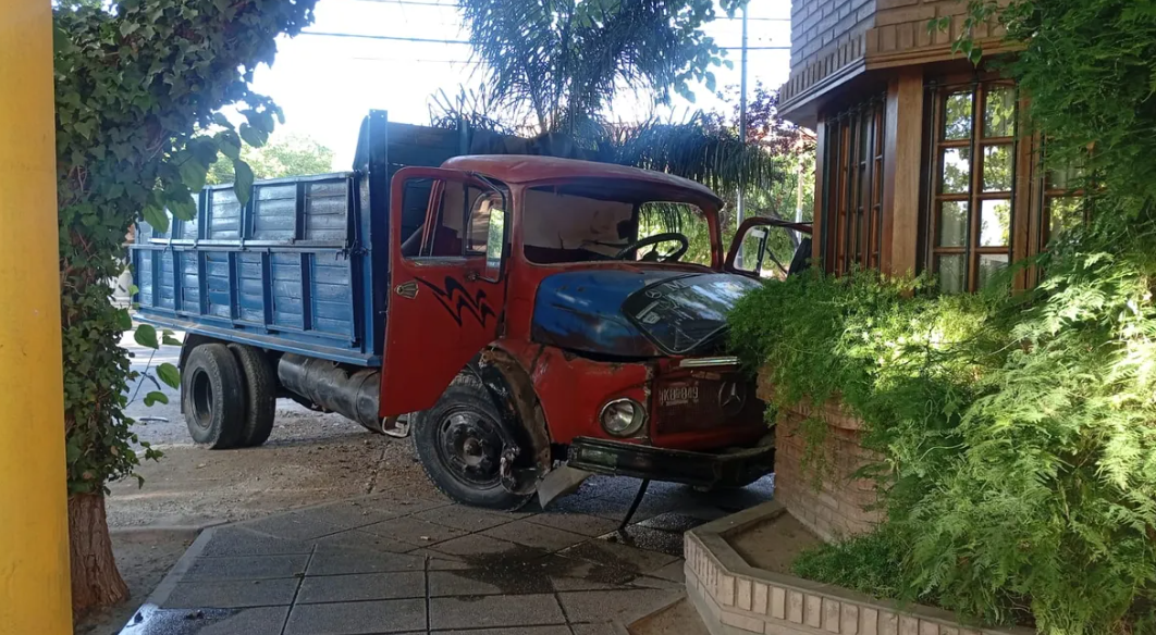 Conducía en contramano, chocó contra una casa y terminó internado