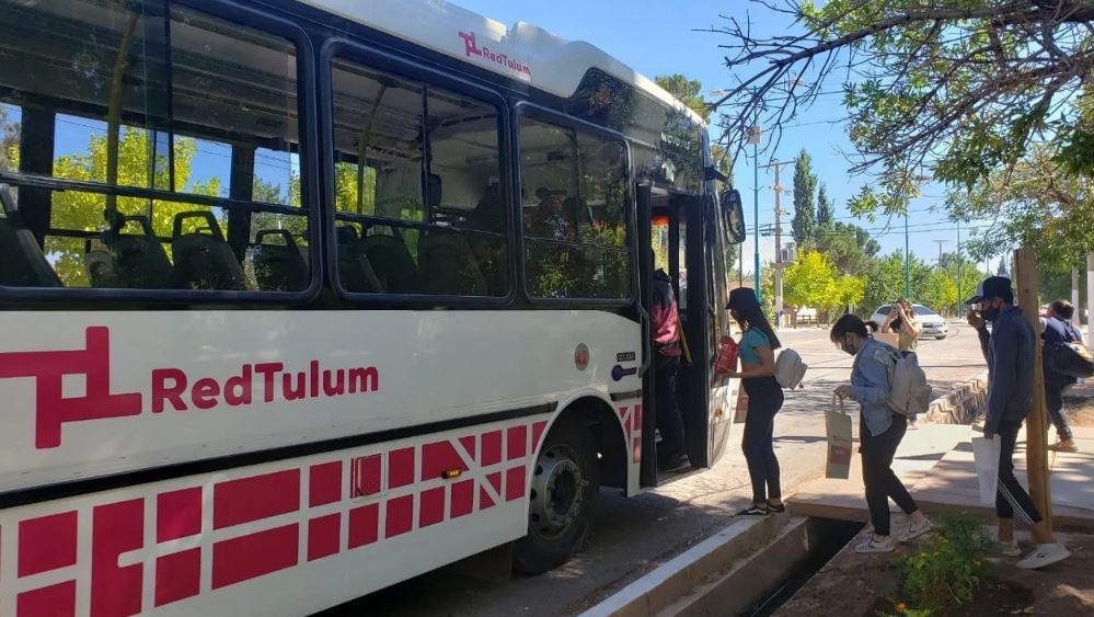Abusaron a una mujer en un colectivo de la Red Tulum