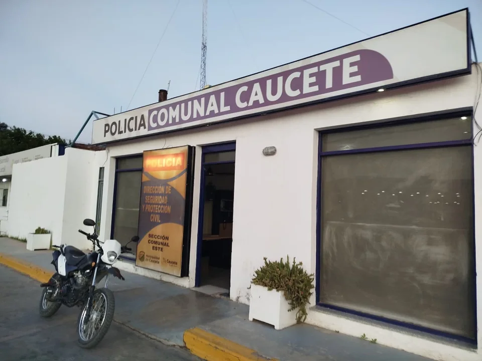 Caucete: un hombre llegó desnudo y sangrando a la Comunal