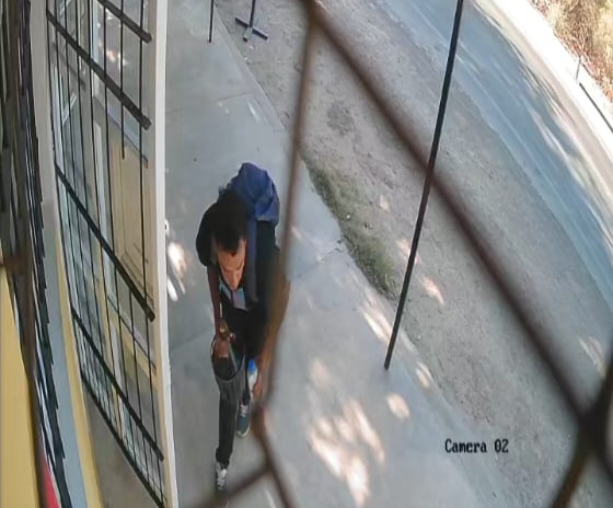 Caucete: se robó un cartel y una damajuana, quedó filmado y lo arrestaron