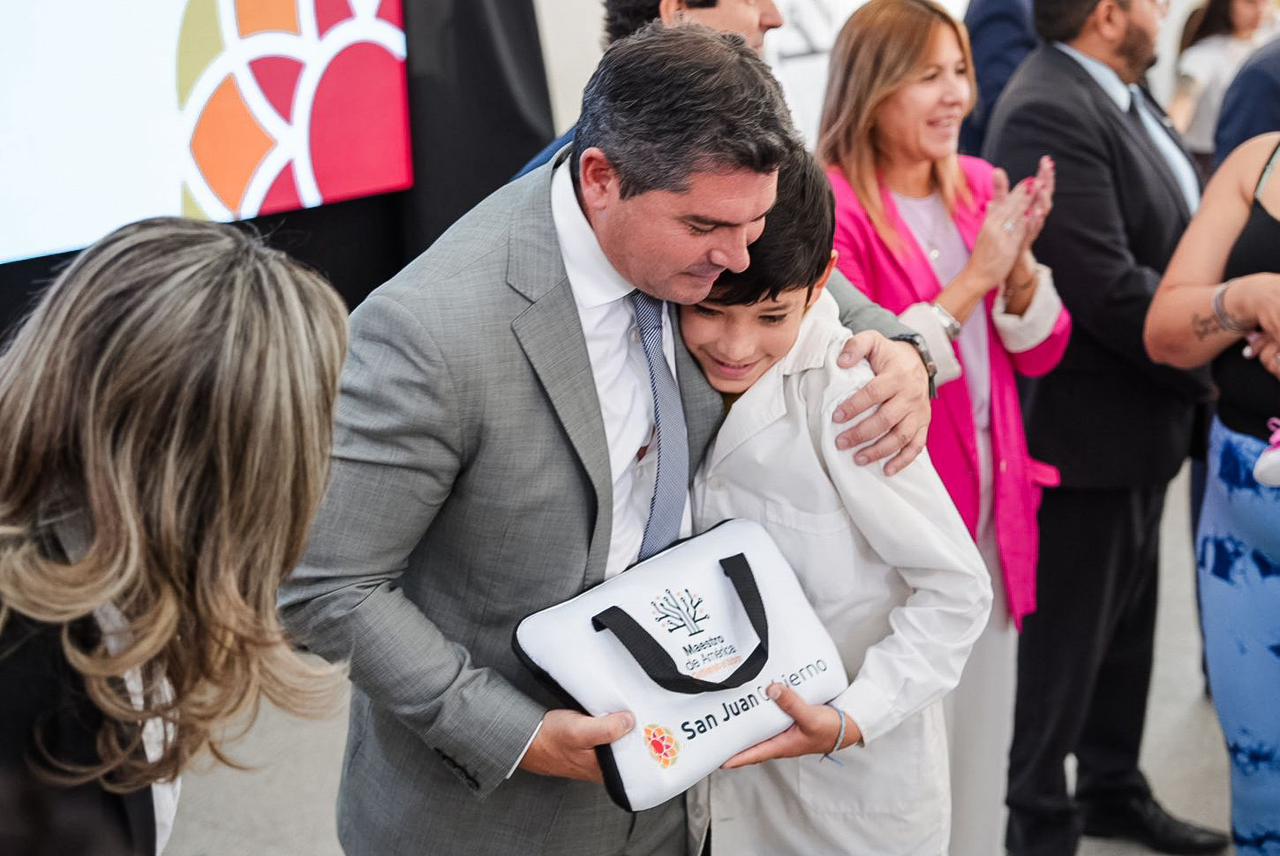 Orrego entregó 2.345 netbooks a estudiantes de Rivadavia