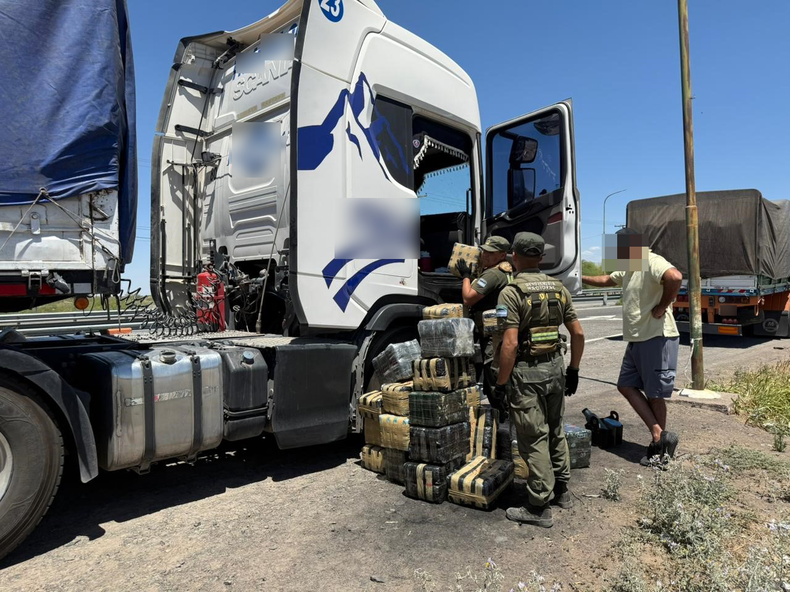 San Juan: Un camión que llevaba a Chile más de 300 kilos de hojas de coca escondidos