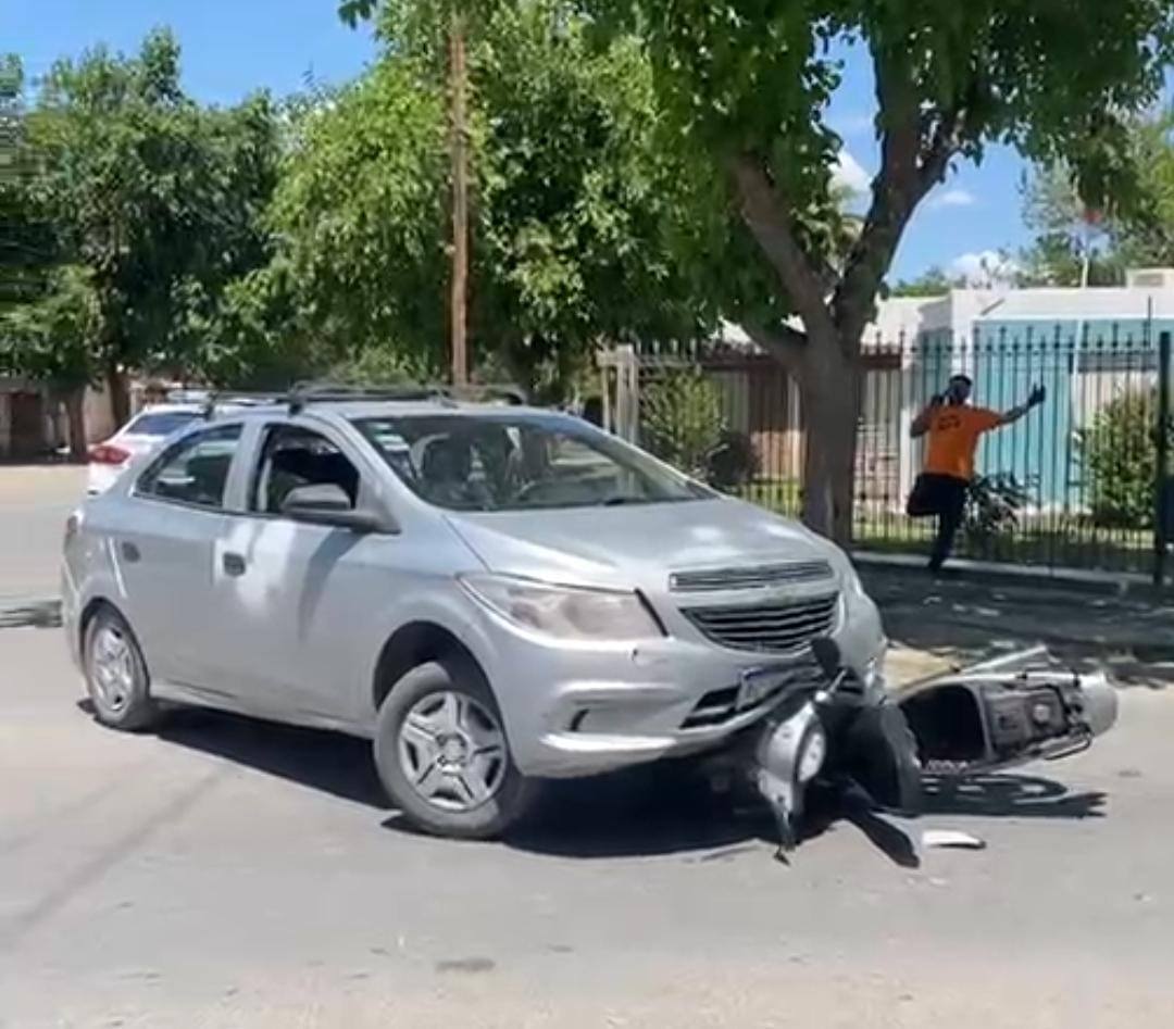 Caucete: dos menores viajaban en moto y protagonizaron un fuerte choque, terminaron en el hospital