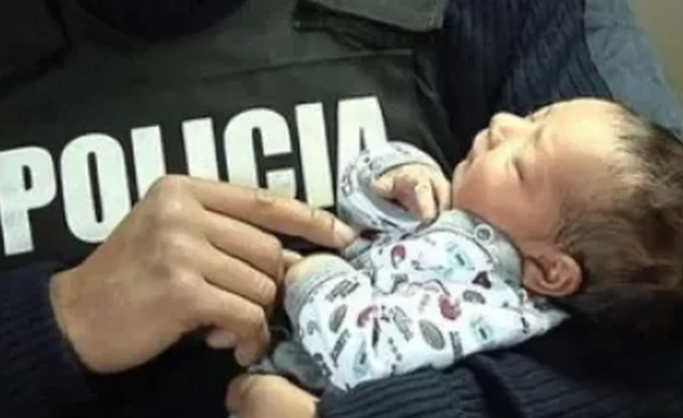 Dos policías reanimaron a un bebé en plena calle
