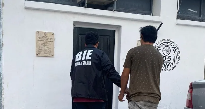 Intentaron vender un arma y la policía los atrapó infraganti