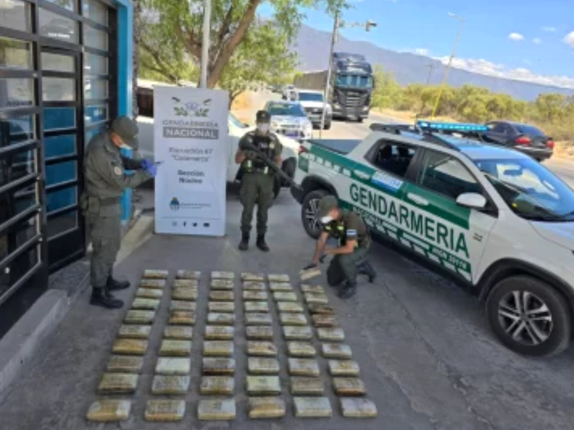 Hallaron más de 65 kilos de marihuana en un colectivo