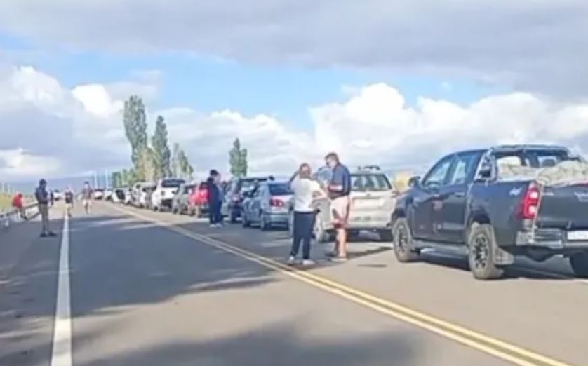 Larga fila de vehículos en el Paso Agua Negra para cruzar a Chile